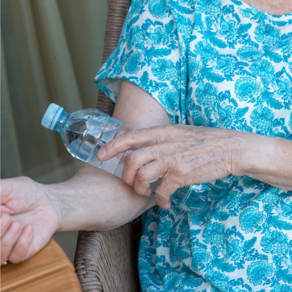  10 conseils pour prendre soin des personnes fragiles lors de fortes chaleurs